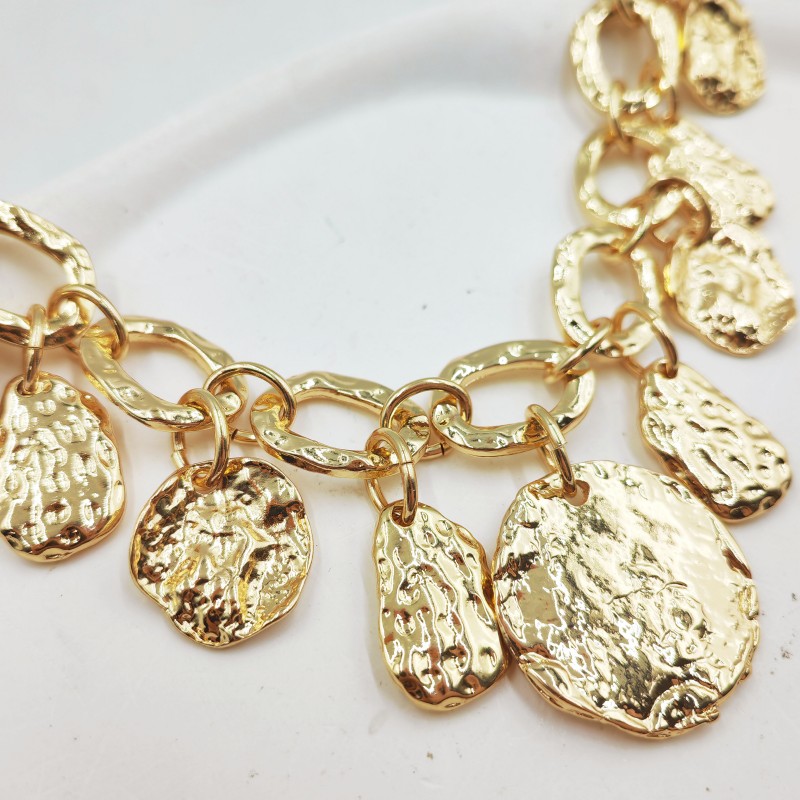 Металлический кулон на цепочке