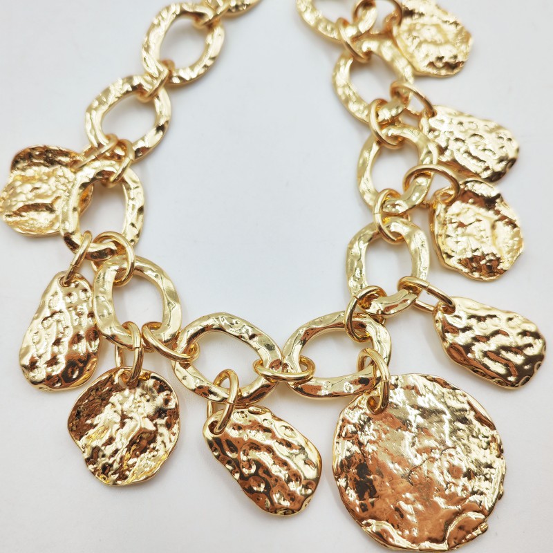 Металлический кулон на цепочке