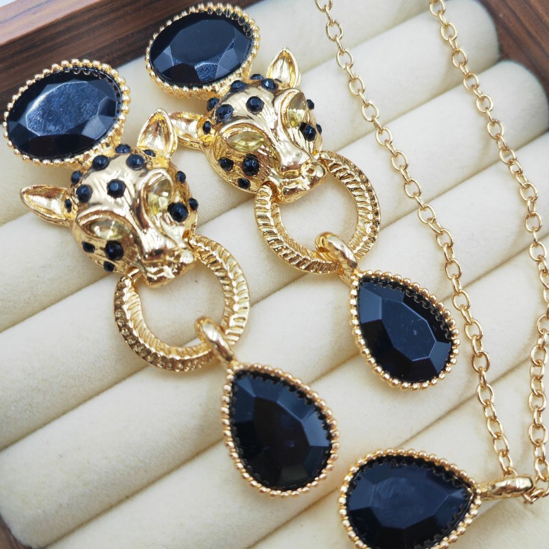 Набор сережек и колье с контрастным черно-золотым гепардом