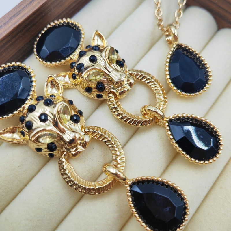 Набор сережек и колье с контрастным черно-золотым гепардом