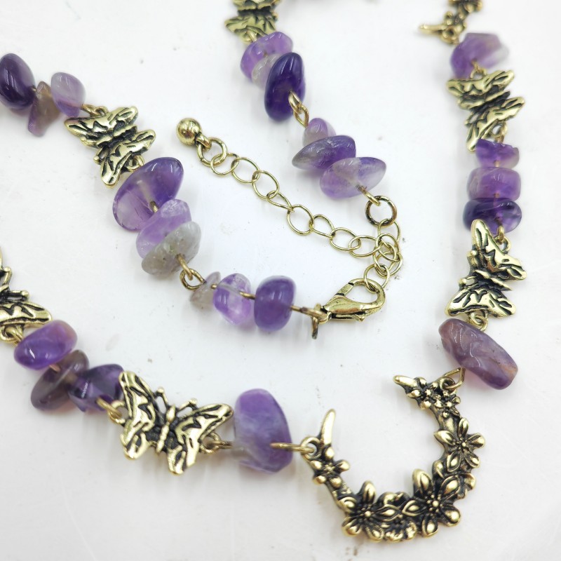 Ожерелье из камешков в виде лунной бабочки