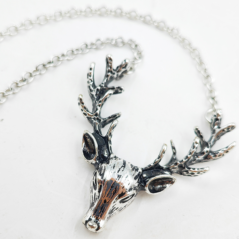 Ожерелье с оленьей головой в винтажном серебристом цвете с антикварной отделкой