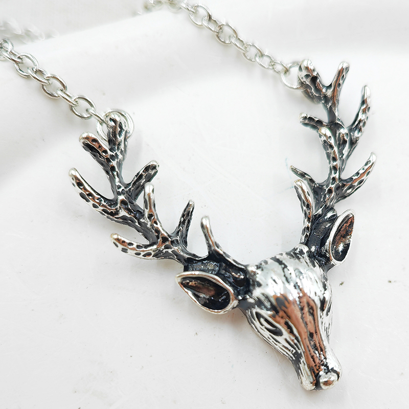 Ожерелье с оленьей головой в винтажном серебристом цвете с антикварной отделкой