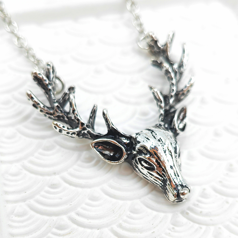 Ожерелье с оленьей головой в винтажном серебристом цвете с антикварной отделкой