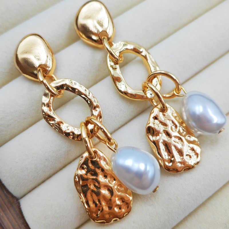 Ручно кованые металлические серьги с имитацией жемчуга