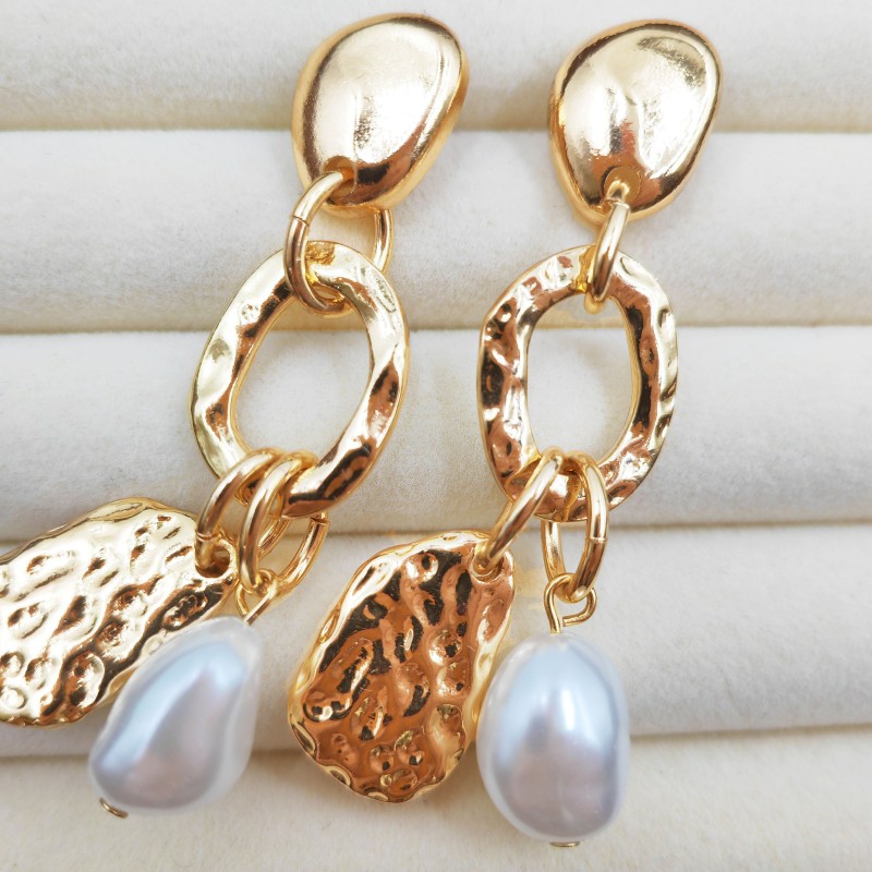 Ручно кованые металлические серьги с имитацией жемчуга