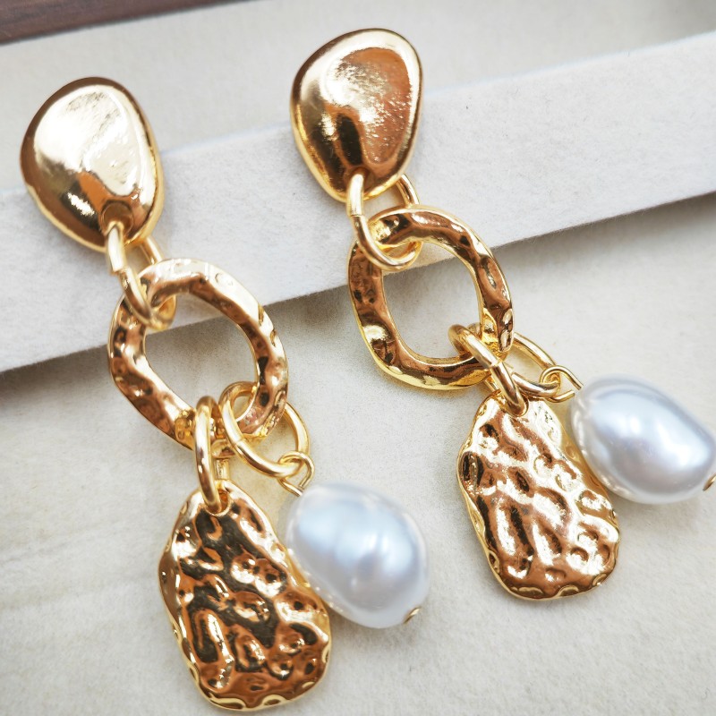 Ручно кованые металлические серьги с имитацией жемчуга