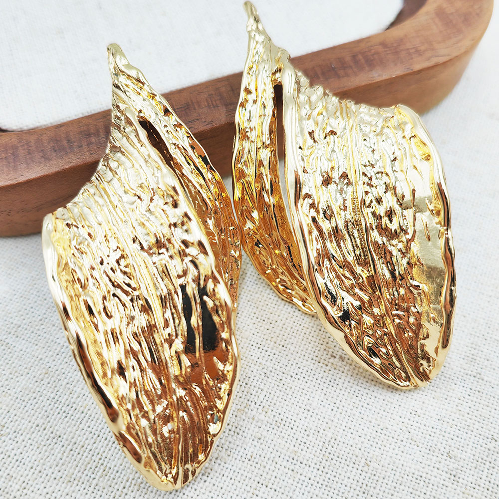 Серьги-гвоздики из металла с чеканным листом Создание неповторимого стиля