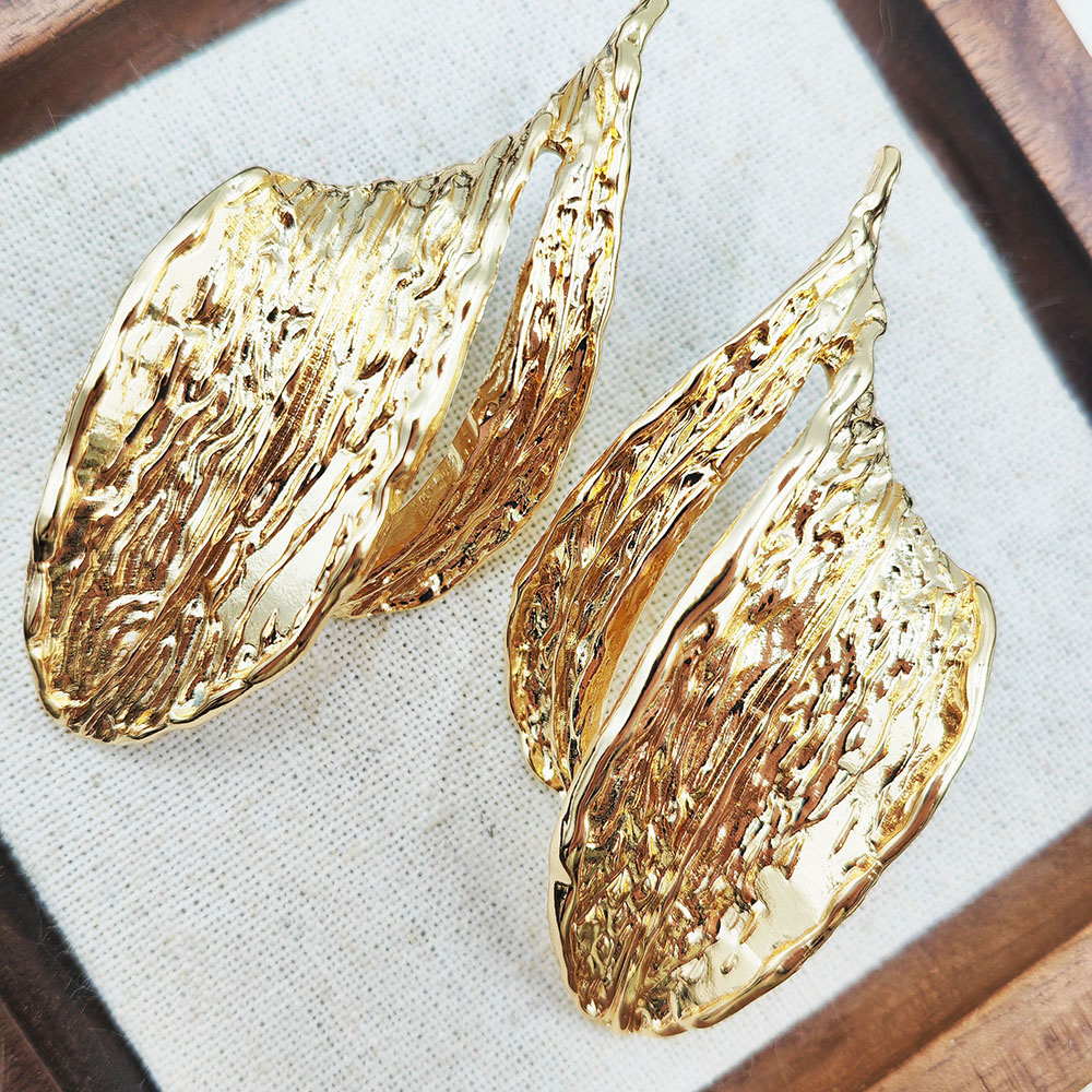 Серьги-гвоздики из металла с чеканным листом Создание неповторимого стиля