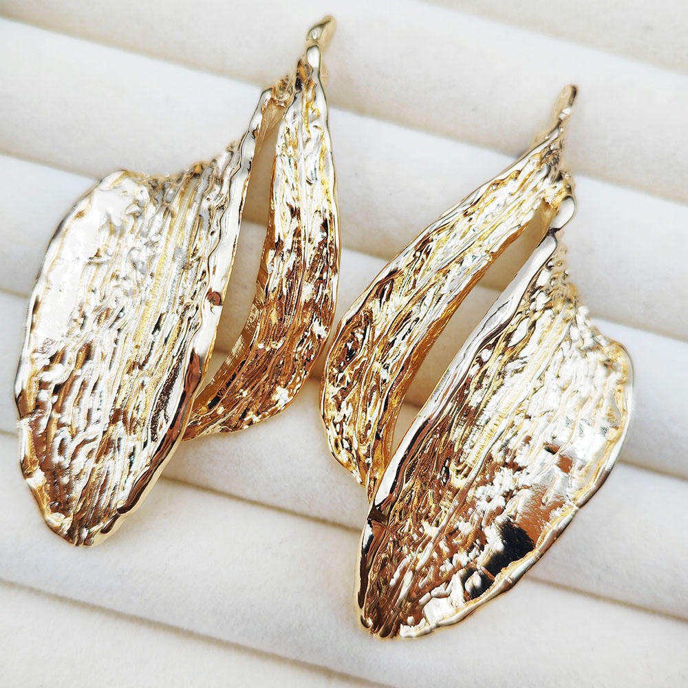 Серьги-гвоздики из металла с чеканным листом Создание неповторимого стиля