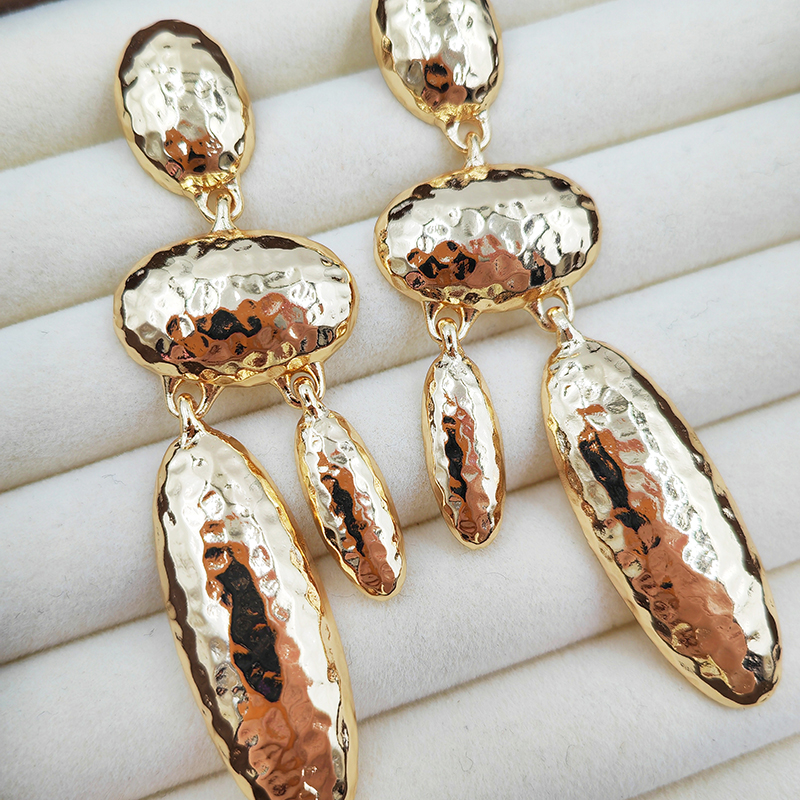 Серьги из металла с ручной кованой текстурой