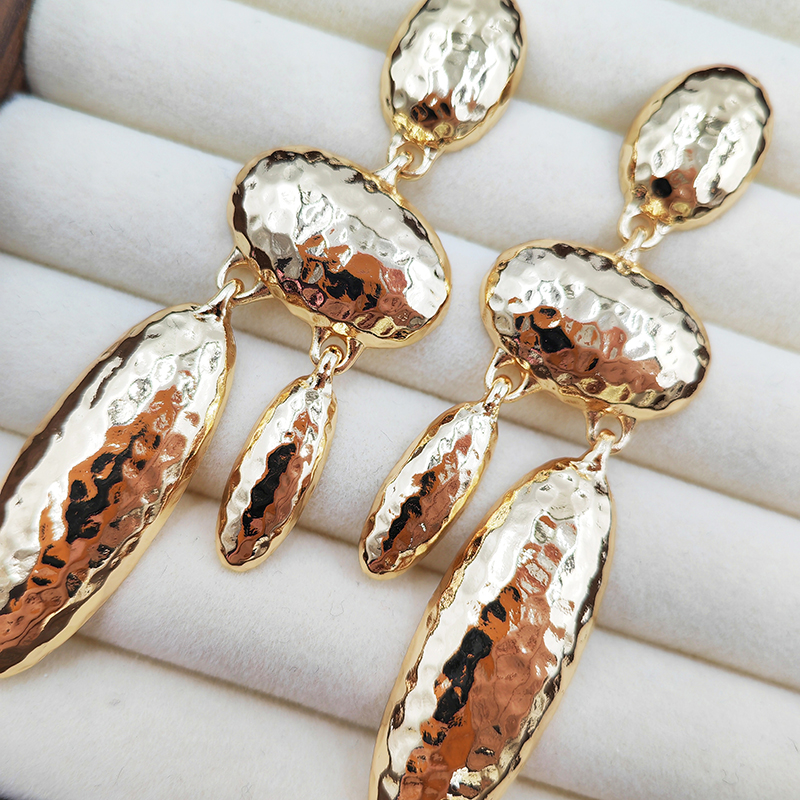 Серьги из металла с ручной кованой текстурой