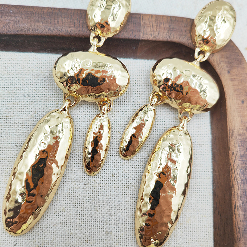 Серьги из металла с ручной кованой текстурой