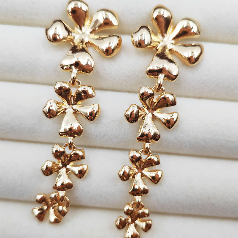 Трехмерные серьги с цветочным орнаментом и металлическим покрытием