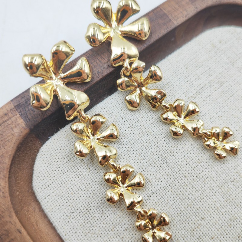 Трехмерные серьги с цветочным орнаментом и металлическим покрытием