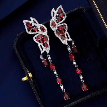 В мире модных аксессуаров в конце 2025 года появился ещё один хит – сегодня официально представлена ​​серия длинных серёг «Feather Flame». В основе дизайна лежит «струящаяся и огненная эстетика», благодаря которой эти серьги быстро стали популярной темой среди модниц благодаря своей узнаваемой форме и атмосфере.