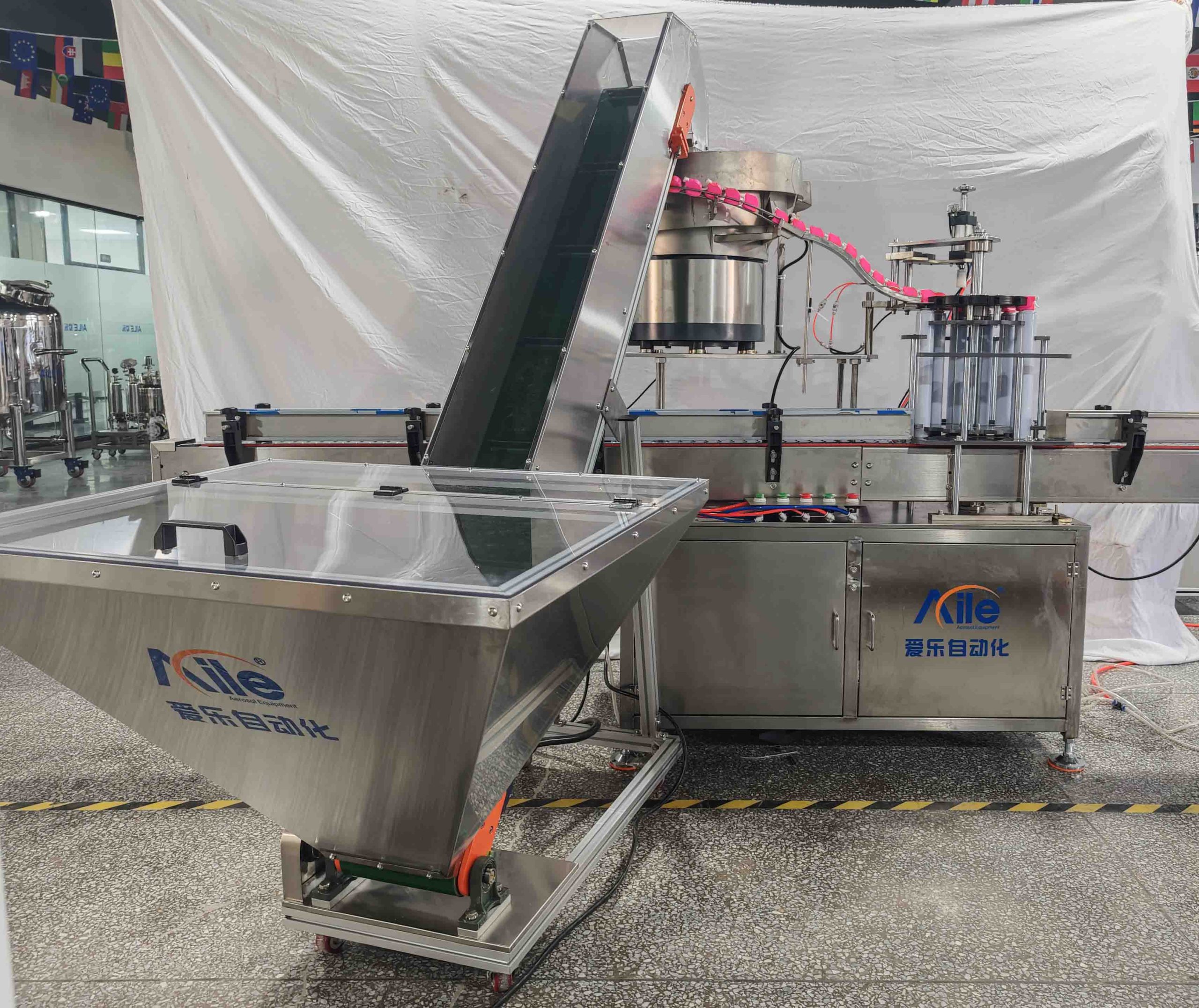 Машина для изготовления крышек распылительных насадок для аэрозолей