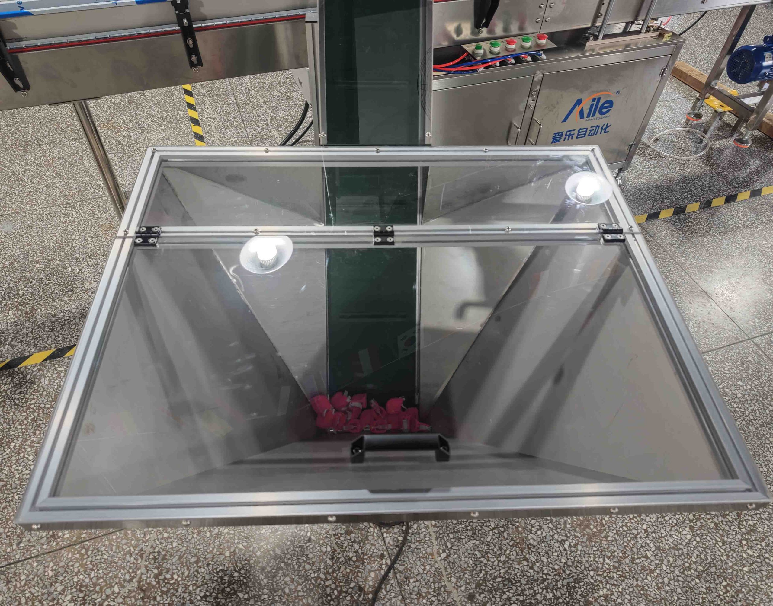 Машина для изготовления крышек распылительных насадок для аэрозолей