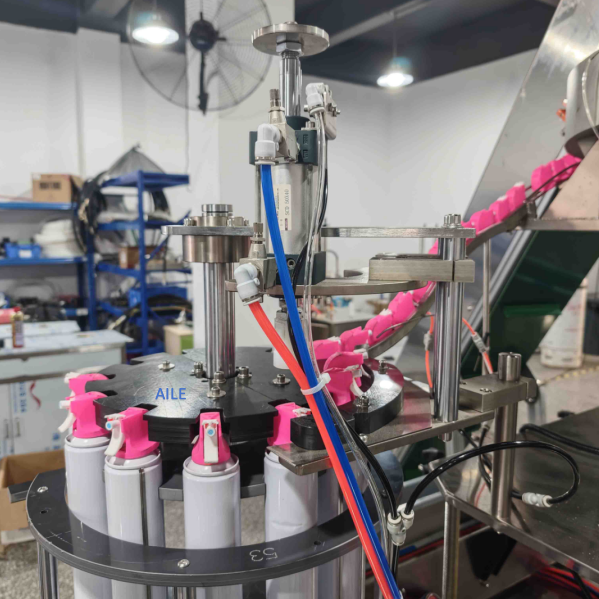 Машина для изготовления крышек распылительных насадок для аэрозолей