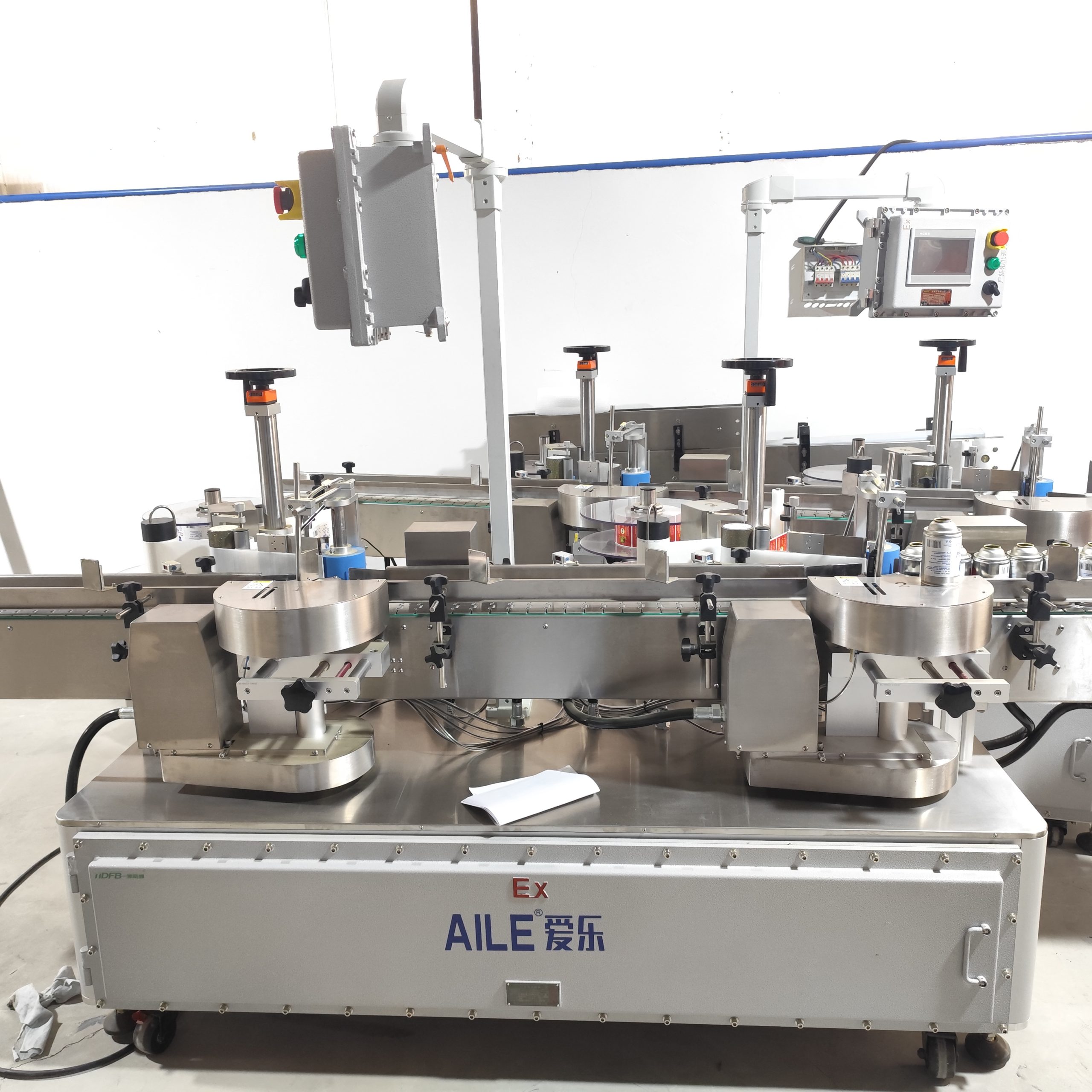 Автоматическая машина для нанесения этикеток на круглые бутылки с помощью звездообразного колеса