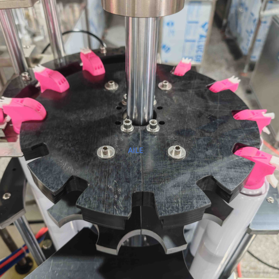 Машина для изготовления крышек распылительных насадок для аэрозолей