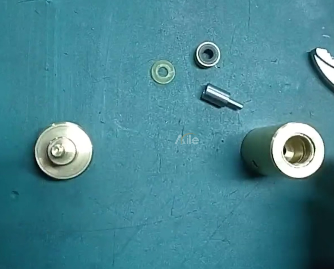 Устранение неисправности, приводящей к протечке нагнетательной головки: Замените шайбу.