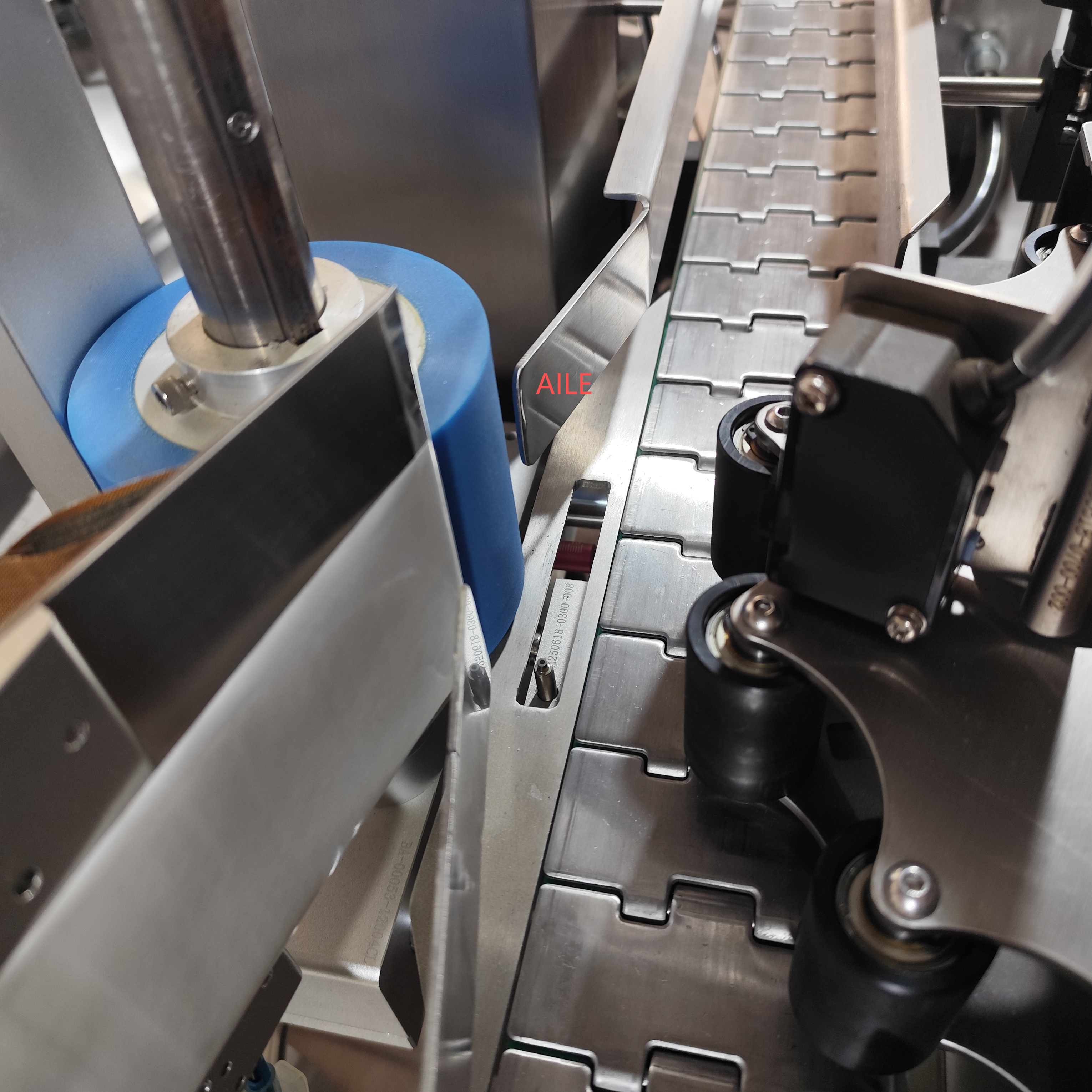 Автоматическая машина для нанесения этикеток на круглые бутылки с помощью звездообразного колеса