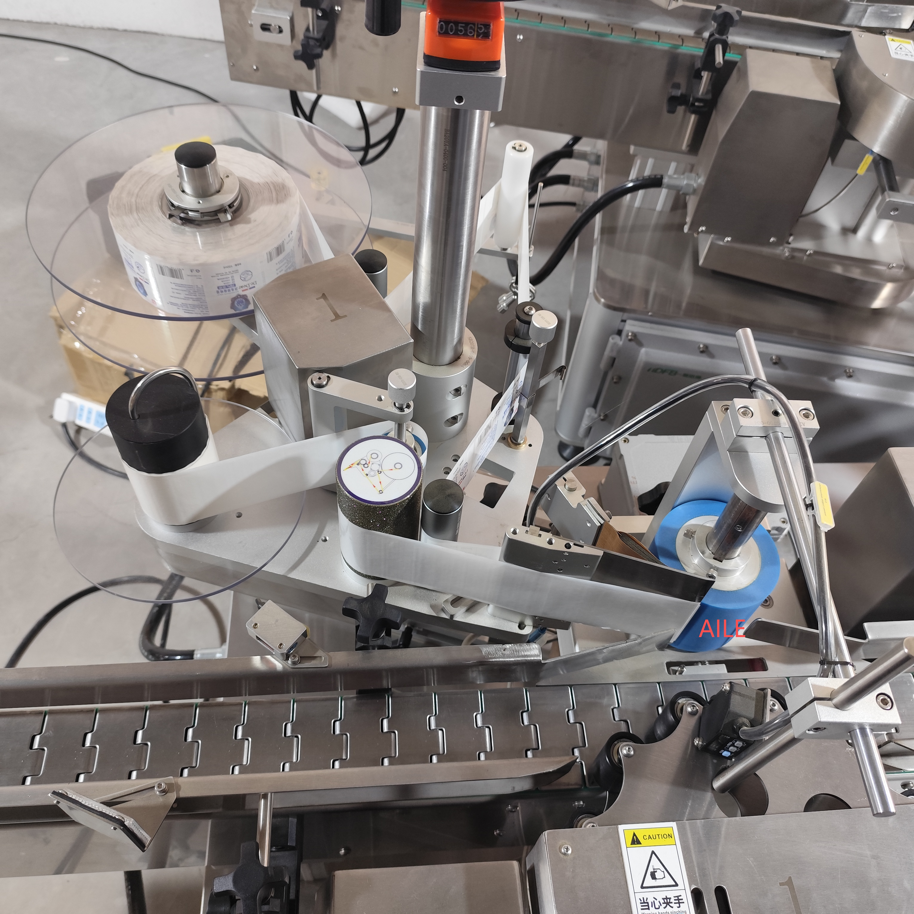 Автоматическая машина для нанесения этикеток на круглые бутылки с помощью звездообразного колеса