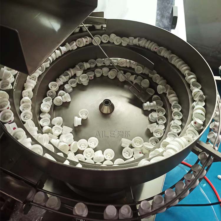 Высокоскоростная машина для насадки на аэрозольные баллончики