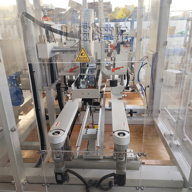 Машина для упаковки пластиковых бутылок в картонные коробки