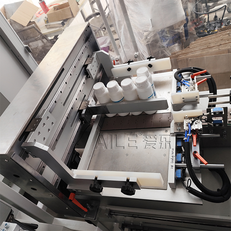 Машина для упаковки пластиковых бутылок в картонные коробки