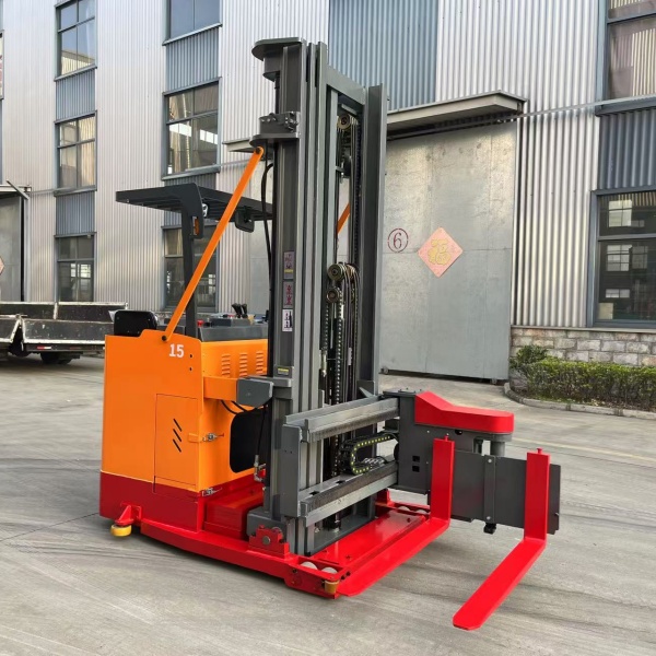 Женские фигуры в разных цветовых решениях на трехходовых вилочных погрузчиках, как их воспринимает ИИ