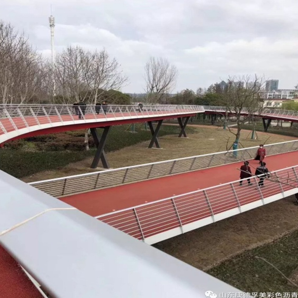 Пример использования цветного асфальтового покрытия в Кандефумэй