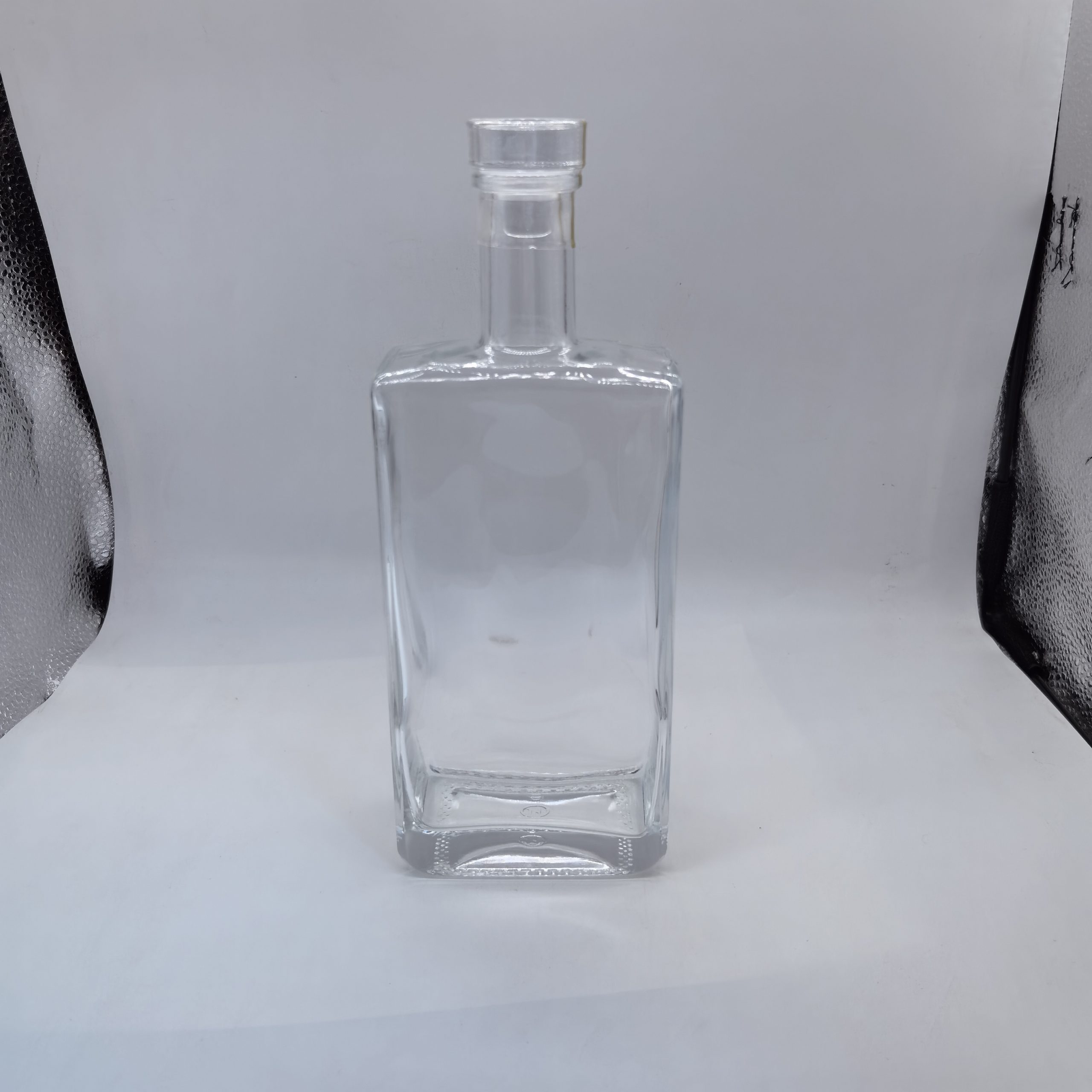 Квадратная стеклянная бутылка для вина