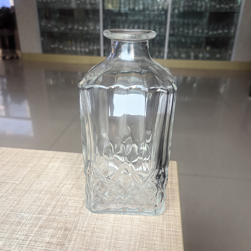 Бутылка импортного вина