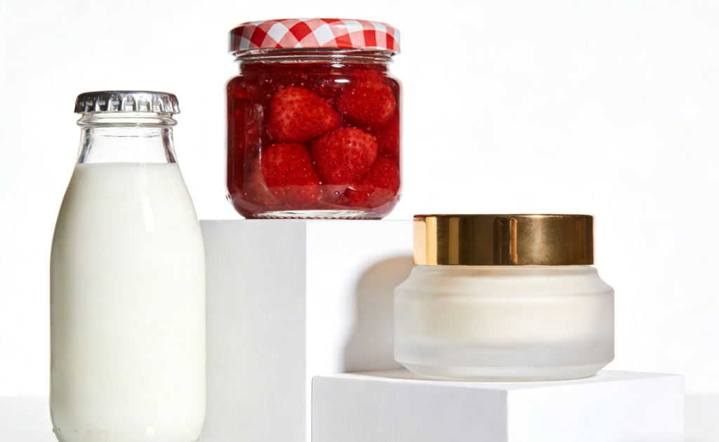 Коллекция разнообразных стеклянных банок от завода Zhenghua: банка для джема, молочная бутылка и косметическая банка для крема, демонстрирующие высокое качество стекла и универсальность применения.