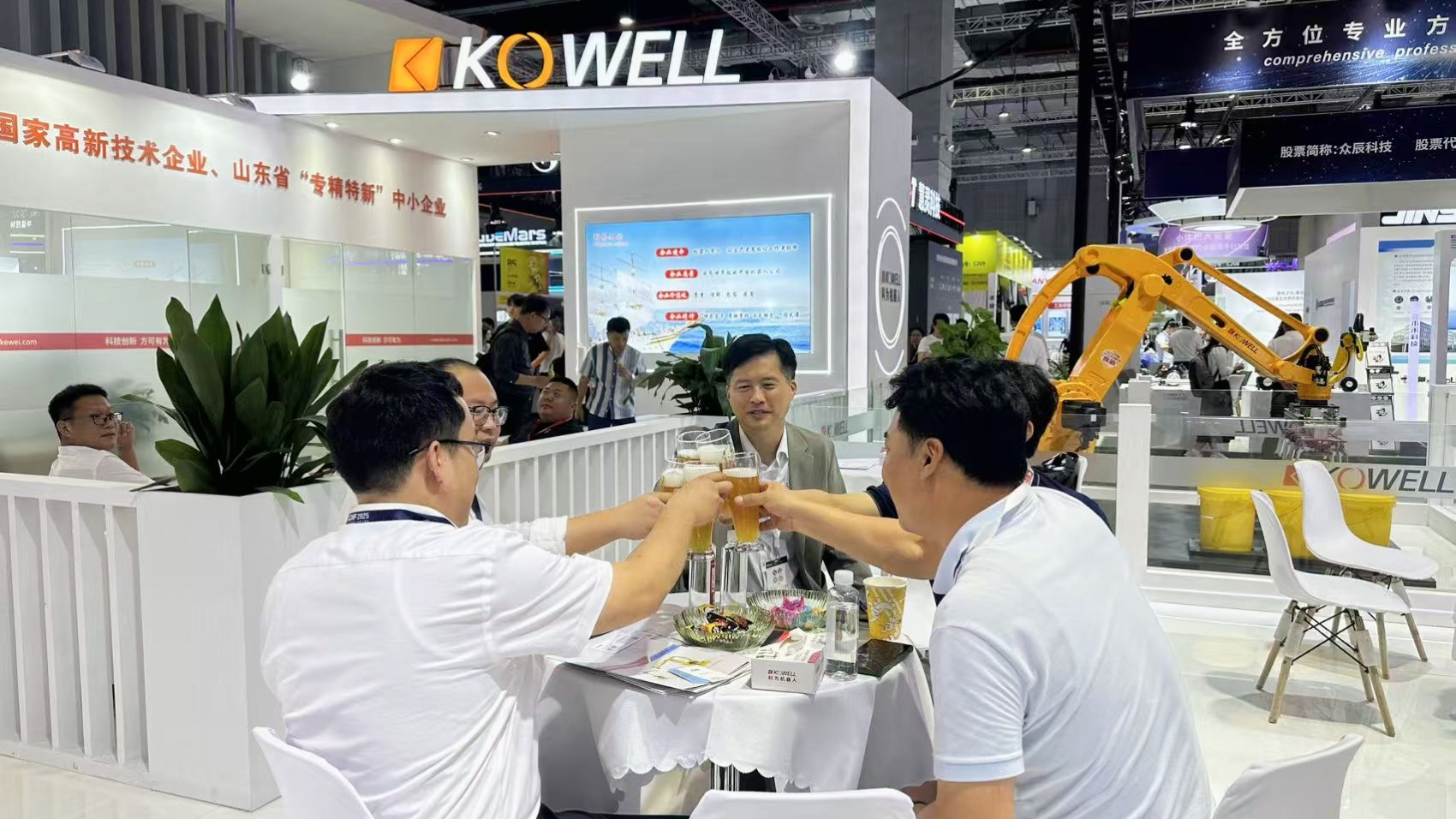 [CIIE First Day: Exploding the House] Kewei Robotics made a stunning appearance at the CIIE, ushering in a new paradigm for intelligent manufacturing!