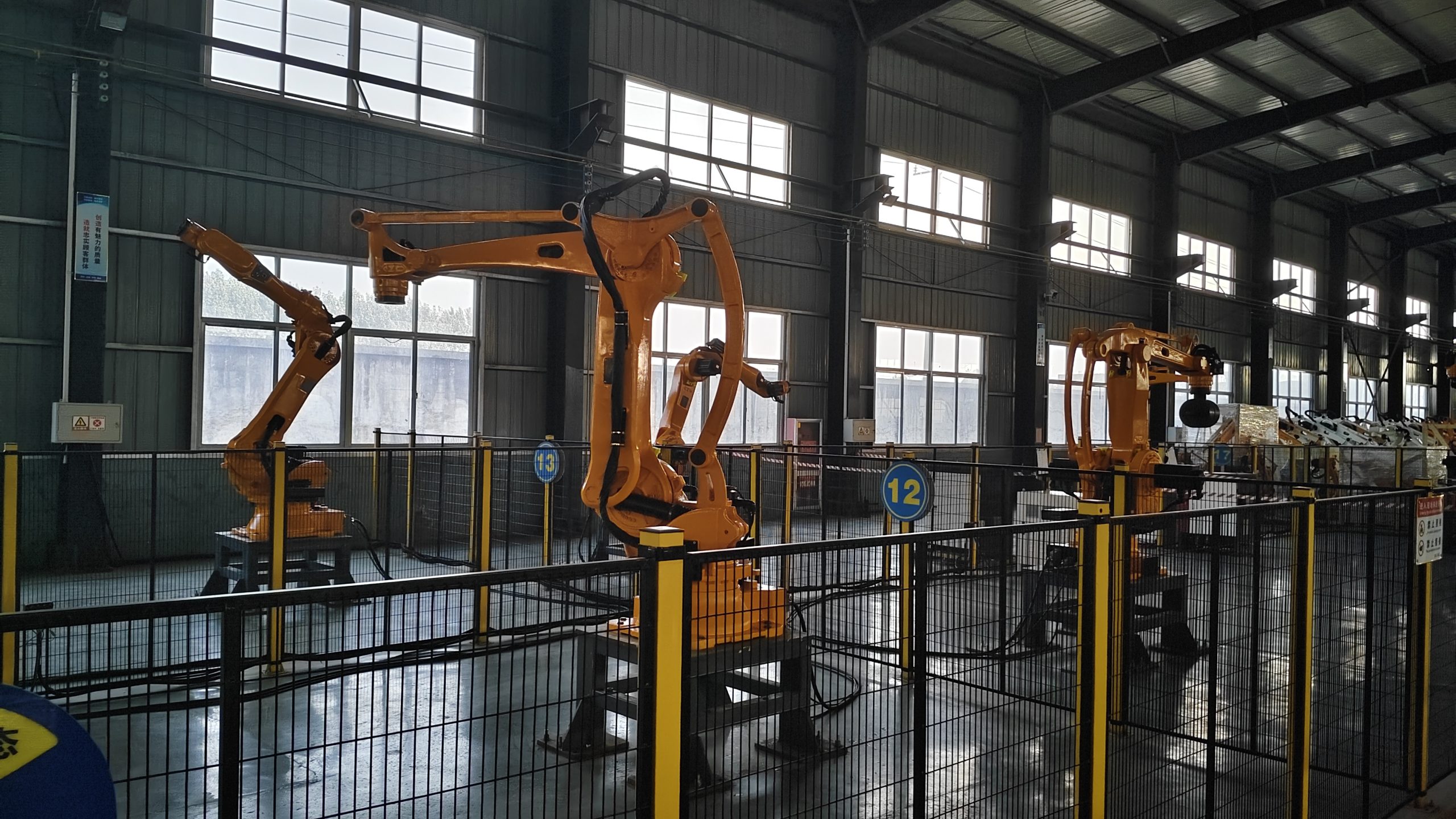 Understand the differences between four-axis and six-axis industrial robots: Which one is more suitable for your production line?