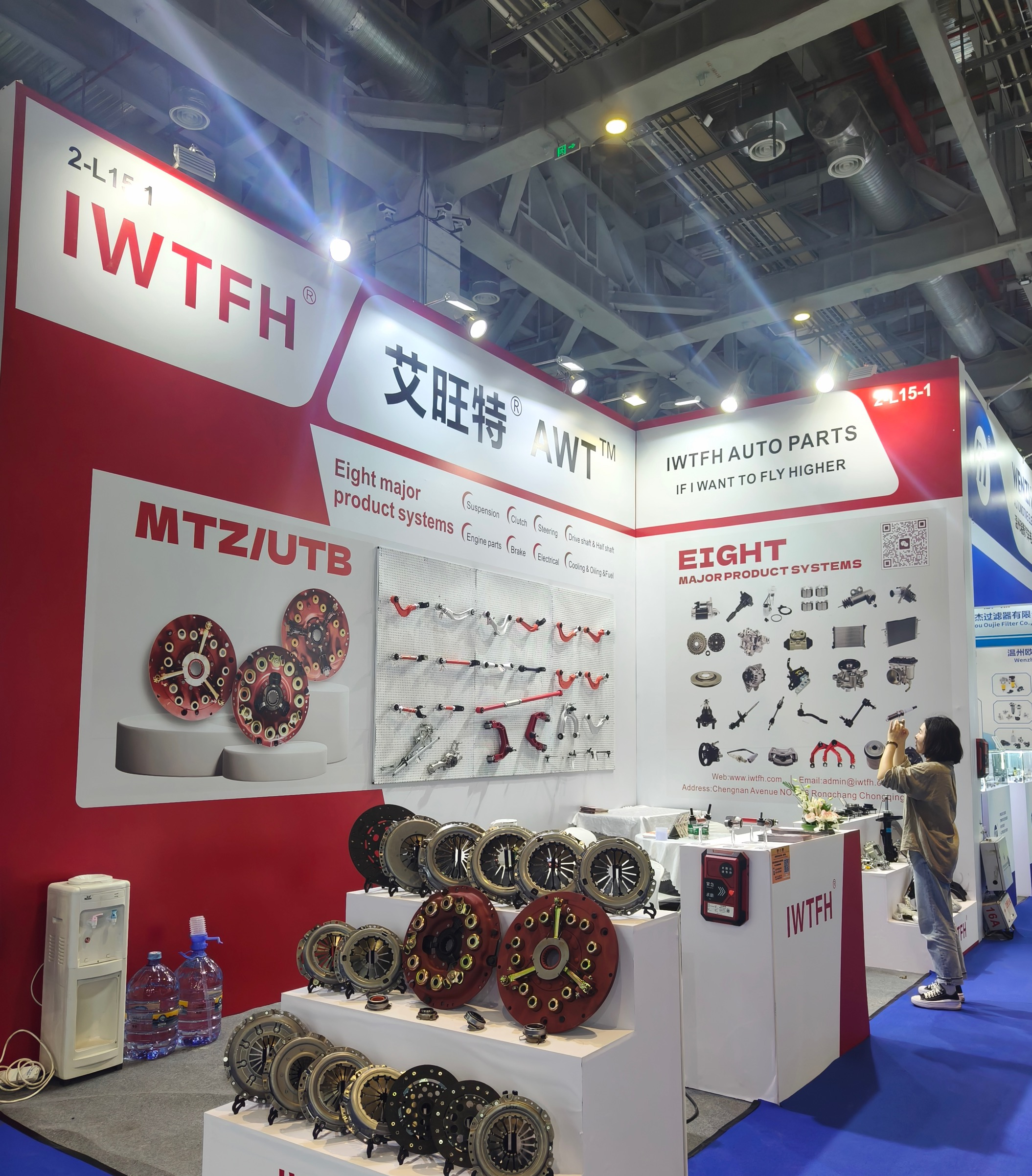Chongqing Aiwante блистает на Шанхайской выставке Huamo, предлагая клиентам по всему миру полный ассортимент высококачественных автозапчастей