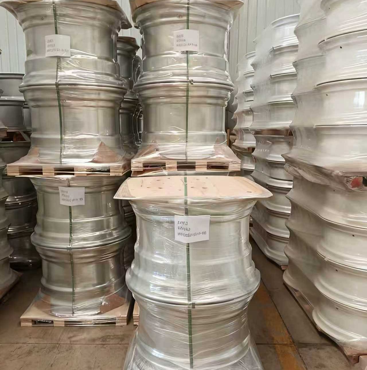 Эффективная отгрузка, движущая будущее: Партия промышленных колес завода Чэньхуа успешно отправляется в путь