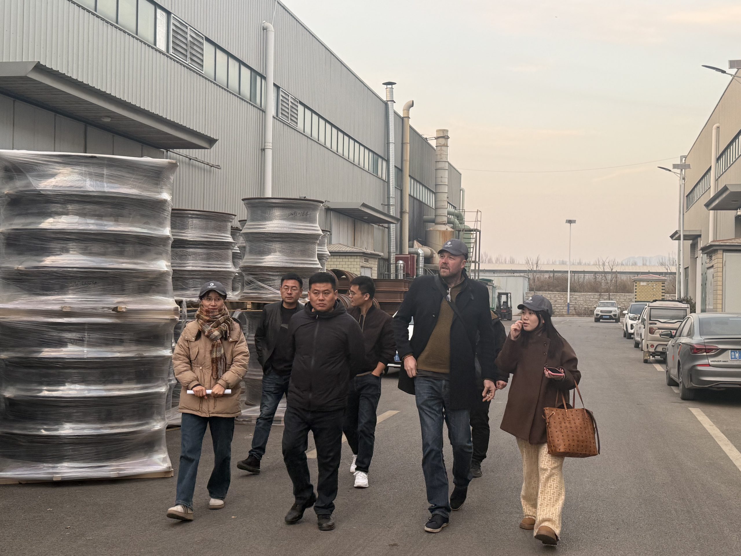 Глубокое Общение, Создание Будущего! Делегация Клиентов из Ирландии Посетила Наш Завод с Фокусом на Сотрудничество по Сельскохозяйственным Колесным Дискам!