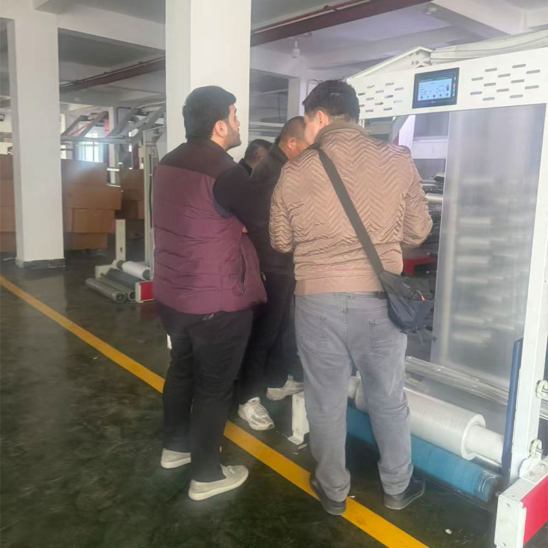 Узбекистанские клиенты пришли посмотреть на новый шестиканальный станок