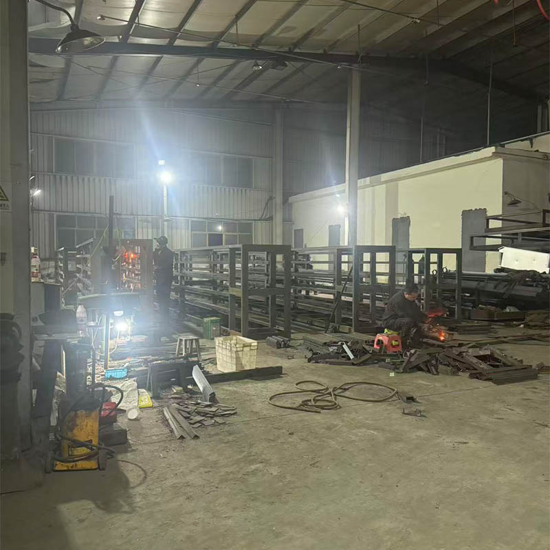 Крупные заказы вынуждают сотрудников работать всю ночь, чтобы обеспечить доставку — компания Lifeng делает все возможное для выполнения своих производственных планов по производству машин для намотки затеняющей сетки.