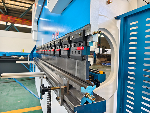 Листогибочный пресс с сервоприводом