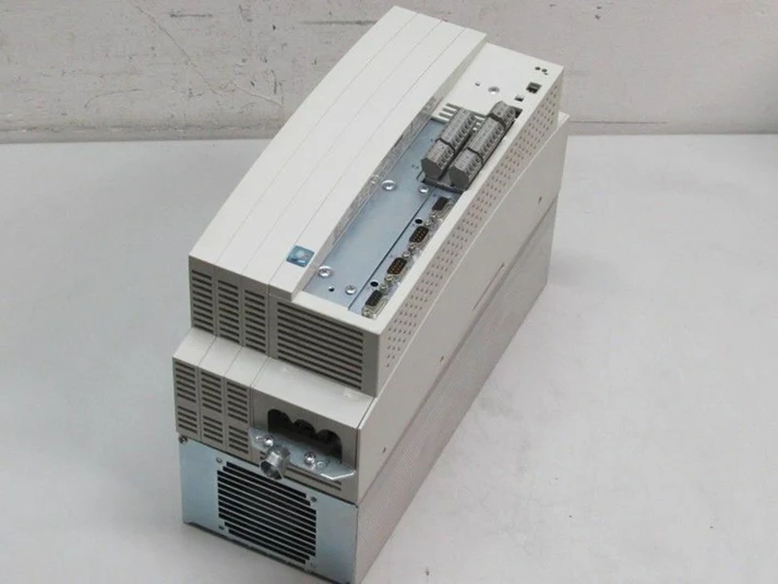 Высокопроизводительный многоосевой сервопривод Lenze EVS9326-ESV004.