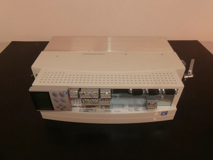 Высокопроизводительный многоосевой сервопривод Lenze EVF9321-EVV004.