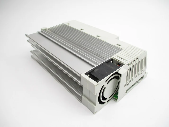 Высокопроизводительный многоосевой сервопривод Lenze E82EV222_2B.