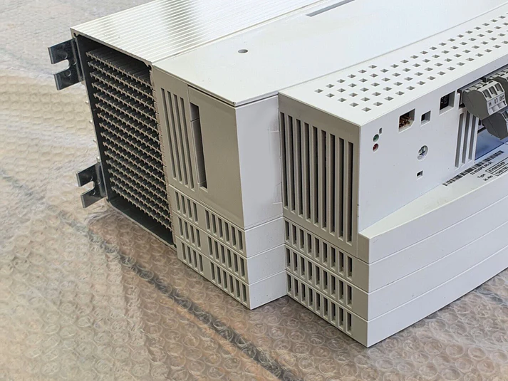 Высокопроизводительный многоосевой сервопривод Lenze EVS9325-EI.