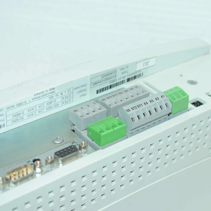 Высокопроизводительный многоосевой сервопривод Lenze EVS9322-CSV003.