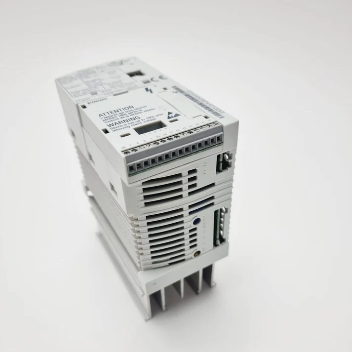 Высокопроизводительный многоосевой сервопривод Lenze E82EV251_2B010.